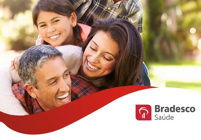 Família sorrindo em um abraço coletivo, com a marca Bradesco Saúde